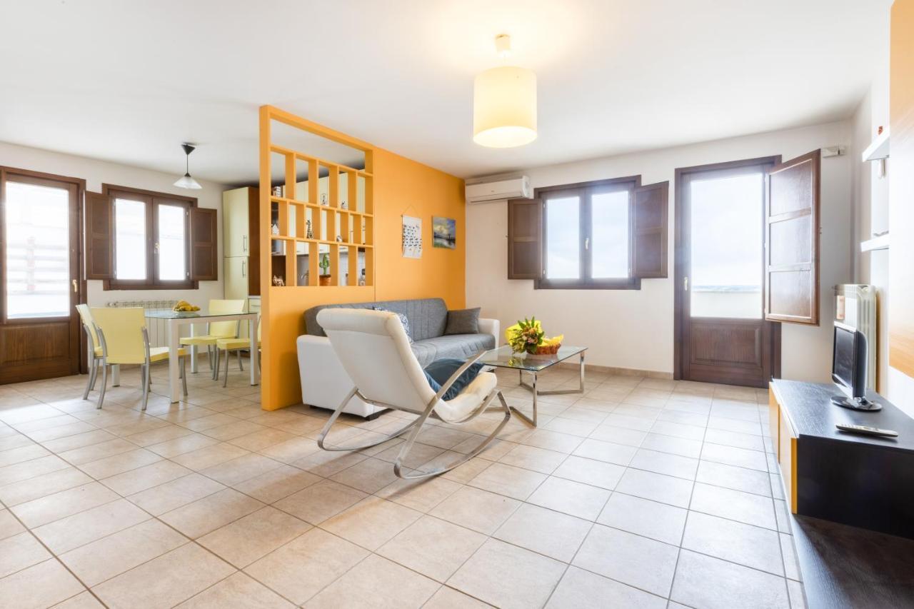 Lecce Colorful Flat With Terrace & Parking Apartment Екстериор снимка