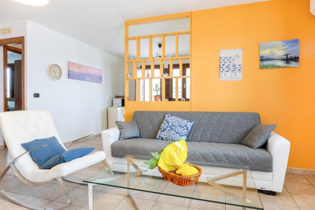 Lecce Colorful Flat With Terrace & Parking Apartment Екстериор снимка